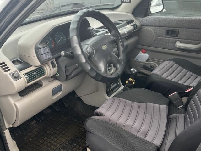 Черный Ленд Ровер Дефендер, объемом двигателя 1.8 л и пробегом 1 тыс. км за 3000 $, фото 4 на Automoto.ua