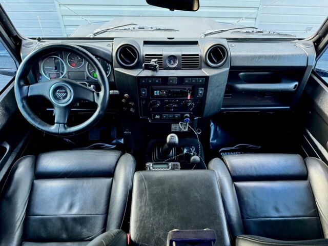 Чорний Ленд Ровер Дефендер, об'ємом двигуна 2.2 л та пробігом 43 тис. км за 49900 $, фото 12 на Automoto.ua