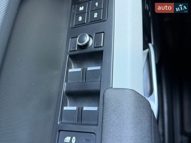 Чорний Ленд Ровер Дефендер, об'ємом двигуна 2 л та пробігом 92 тис. км за 54500 $, фото 22 на Automoto.ua