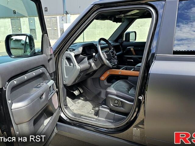 Черный Ленд Ровер Дефендер, объемом двигателя 3 л и пробегом 107 тыс. км за 70000 $, фото 6 на Automoto.ua