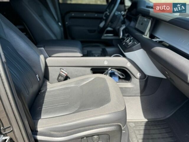 Чорний Ленд Ровер Дефендер, об'ємом двигуна 2 л та пробігом 92 тис. км за 54500 $, фото 27 на Automoto.ua