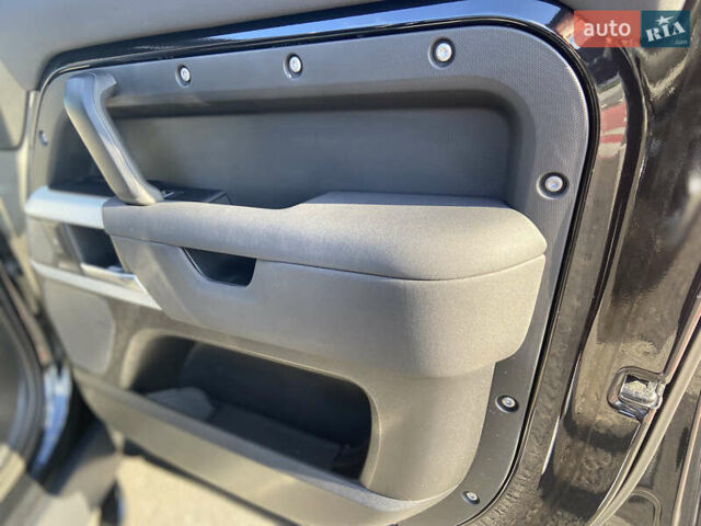 Черный Ленд Ровер Дефендер, объемом двигателя 2 л и пробегом 112 тыс. км за 56000 $, фото 16 на Automoto.ua