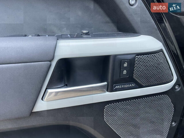 Чорний Ленд Ровер Дефендер, об'ємом двигуна 2 л та пробігом 107 тис. км за 54799 $, фото 29 на Automoto.ua