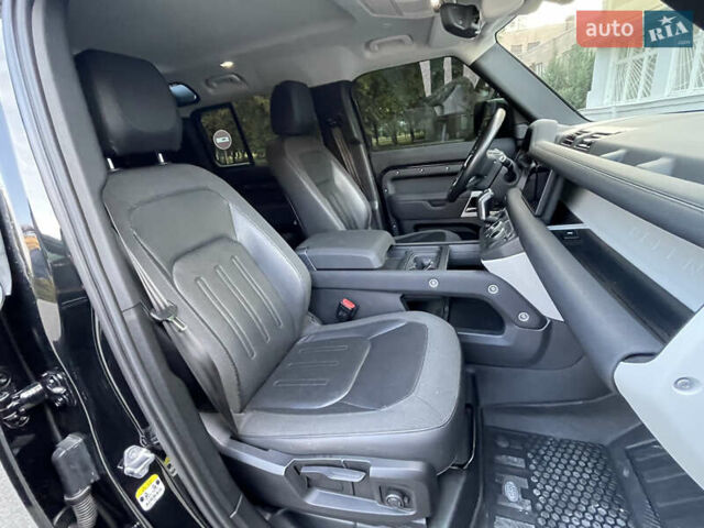 Чорний Ленд Ровер Дефендер, об'ємом двигуна 2 л та пробігом 107 тис. км за 54799 $, фото 46 на Automoto.ua