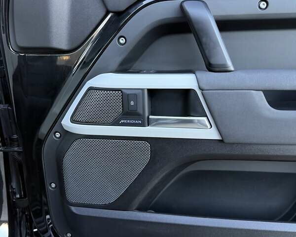 Черный Ленд Ровер Дефендер, объемом двигателя 3 л и пробегом 102 тыс. км за 88500 $, фото 44 на Automoto.ua