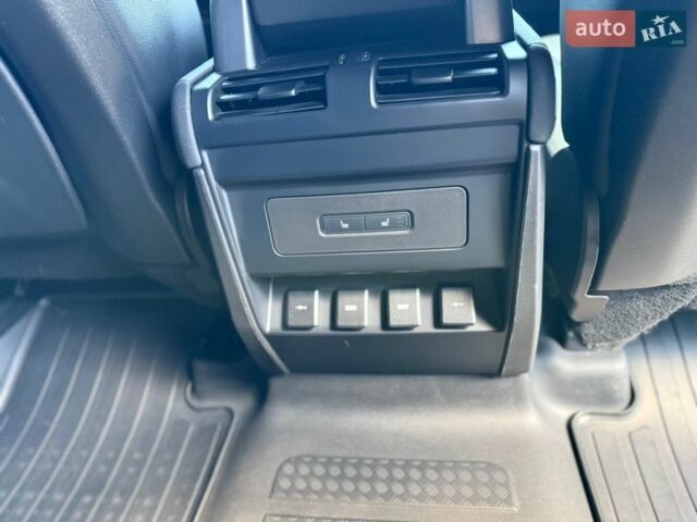 Чорний Ленд Ровер Дефендер, об'ємом двигуна 2 л та пробігом 92 тис. км за 54500 $, фото 28 на Automoto.ua