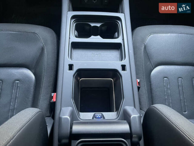 Чорний Ленд Ровер Дефендер, об'ємом двигуна 2 л та пробігом 107 тис. км за 54799 $, фото 35 на Automoto.ua