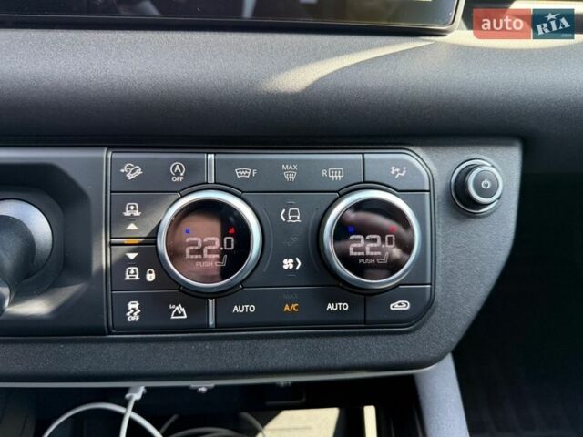 Чорний Ленд Ровер Дефендер, об'ємом двигуна 2 л та пробігом 92 тис. км за 54500 $, фото 24 на Automoto.ua