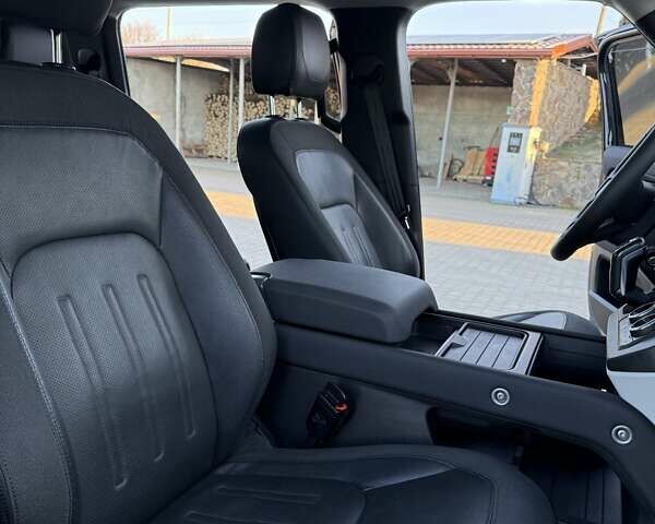 Черный Ленд Ровер Дефендер, объемом двигателя 3 л и пробегом 102 тыс. км за 88500 $, фото 41 на Automoto.ua