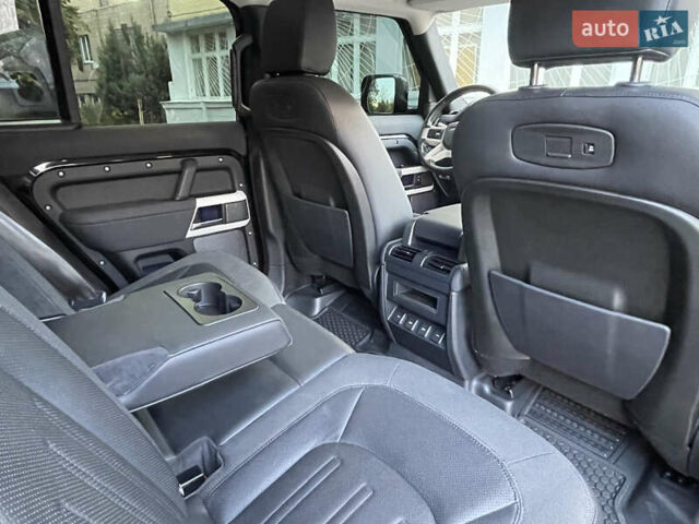 Чорний Ленд Ровер Дефендер, об'ємом двигуна 2 л та пробігом 107 тис. км за 54799 $, фото 52 на Automoto.ua