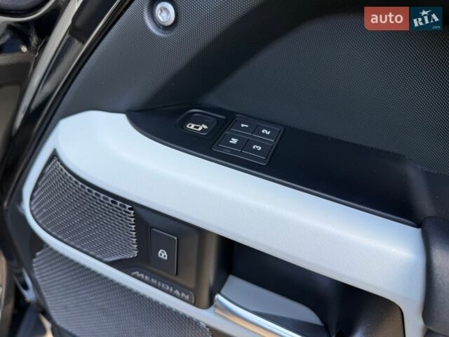 Чорний Ленд Ровер Дефендер, об'ємом двигуна 2 л та пробігом 92 тис. км за 54500 $, фото 26 на Automoto.ua