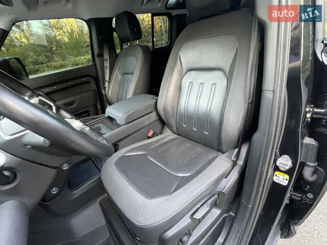 Чорний Ленд Ровер Дефендер, об'ємом двигуна 2 л та пробігом 107 тис. км за 54799 $, фото 45 на Automoto.ua