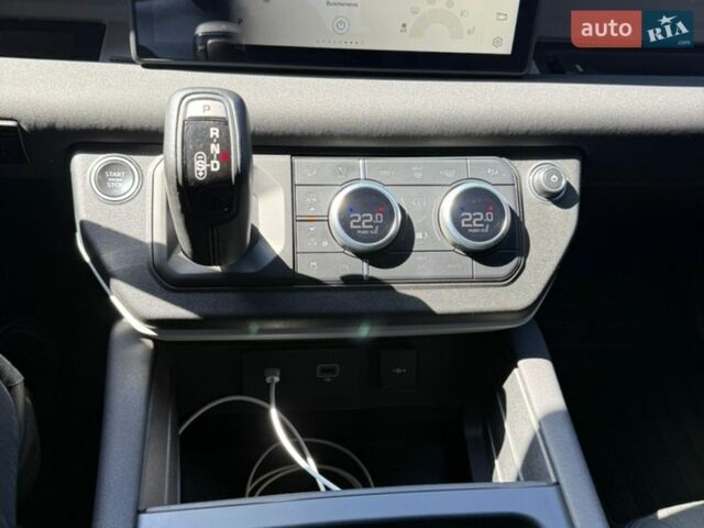 Чорний Ленд Ровер Дефендер, об'ємом двигуна 2 л та пробігом 92 тис. км за 54500 $, фото 37 на Automoto.ua