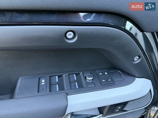 Черный Ленд Ровер Дефендер, объемом двигателя 3 л и пробегом 102 тыс. км за 88500 $, фото 30 на Automoto.ua