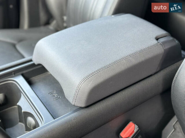 Чорний Ленд Ровер Дефендер, об'ємом двигуна 3 л та пробігом 89 тис. км за 68000 $, фото 33 на Automoto.ua