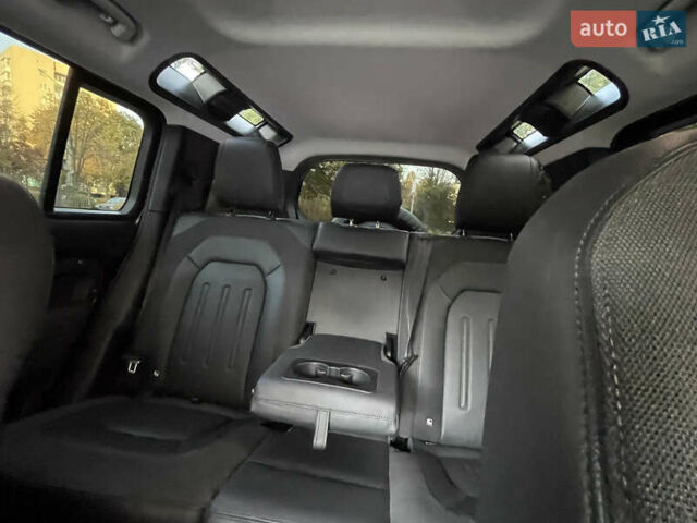 Чорний Ленд Ровер Дефендер, об'ємом двигуна 2 л та пробігом 107 тис. км за 54799 $, фото 44 на Automoto.ua