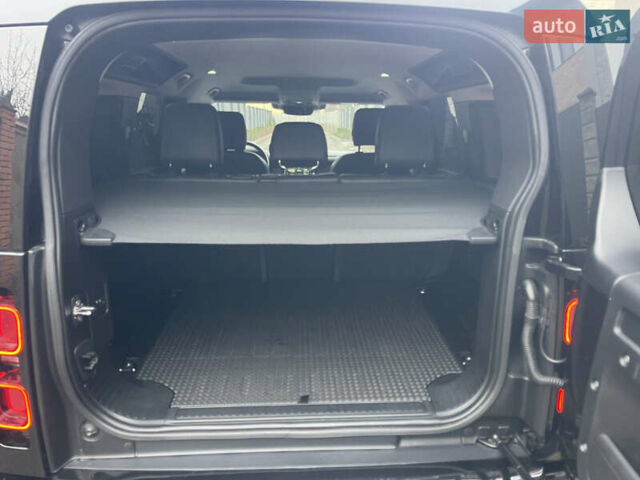 Черный Ленд Ровер Дефендер, объемом двигателя 2 л и пробегом 106 тыс. км за 57000 $, фото 14 на Automoto.ua