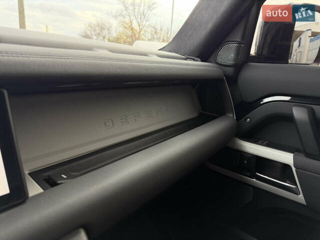 Черный Ленд Ровер Дефендер, объемом двигателя 2 л и пробегом 77 тыс. км за 76000 $, фото 27 на Automoto.ua