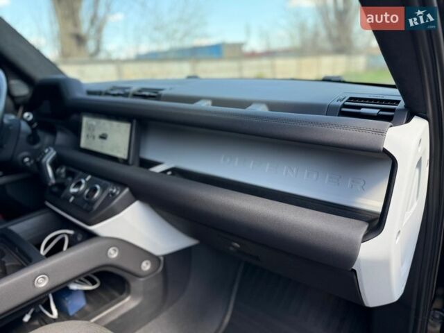 Чорний Ленд Ровер Дефендер, об'ємом двигуна 2 л та пробігом 92 тис. км за 54500 $, фото 39 на Automoto.ua