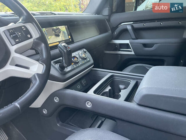 Чорний Ленд Ровер Дефендер, об'ємом двигуна 2 л та пробігом 107 тис. км за 54799 $, фото 31 на Automoto.ua