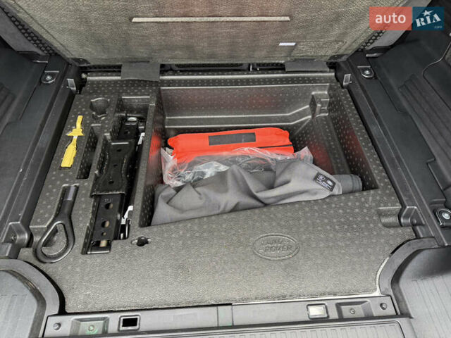 Черный Ленд Ровер Дефендер, объемом двигателя 2 л и пробегом 77 тыс. км за 76000 $, фото 24 на Automoto.ua