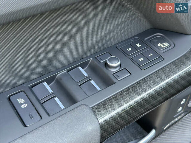 Чорний Ленд Ровер Дефендер, об'ємом двигуна 3 л та пробігом 89 тис. км за 68000 $, фото 31 на Automoto.ua