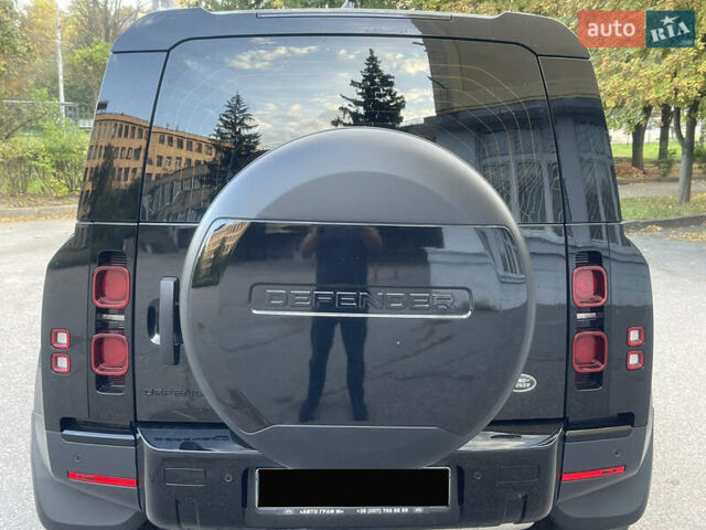 Чорний Ленд Ровер Дефендер, об'ємом двигуна 2 л та пробігом 107 тис. км за 54799 $, фото 4 на Automoto.ua