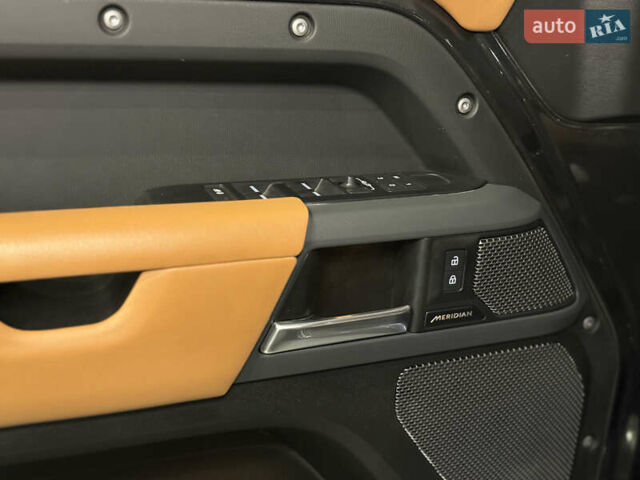 Черный Ленд Ровер Дефендер, объемом двигателя 3 л и пробегом 72 тыс. км за 83500 $, фото 16 на Automoto.ua