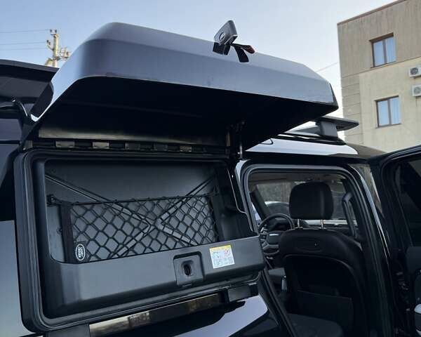 Черный Ленд Ровер Дефендер, объемом двигателя 3 л и пробегом 102 тыс. км за 88500 $, фото 49 на Automoto.ua