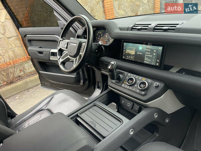 Черный Ленд Ровер Дефендер, объемом двигателя 2 л и пробегом 106 тыс. км за 57000 $, фото 7 на Automoto.ua