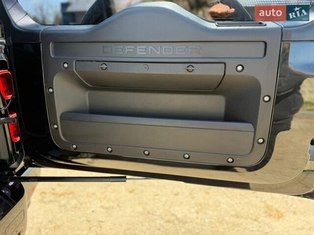 Чорний Ленд Ровер Дефендер, об'ємом двигуна 2 л та пробігом 92 тис. км за 54500 $, фото 34 на Automoto.ua