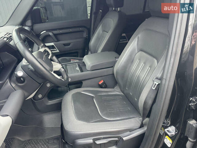 Черный Ленд Ровер Дефендер, объемом двигателя 2 л и пробегом 106 тыс. км за 57000 $, фото 8 на Automoto.ua