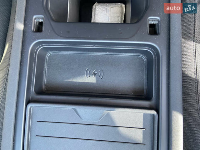 Черный Ленд Ровер Дефендер, объемом двигателя 2 л и пробегом 112 тыс. км за 56000 $, фото 13 на Automoto.ua