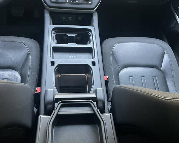 Чорний Ленд Ровер Дефендер, об'ємом двигуна 2 л та пробігом 107 тис. км за 54799 $, фото 32 на Automoto.ua