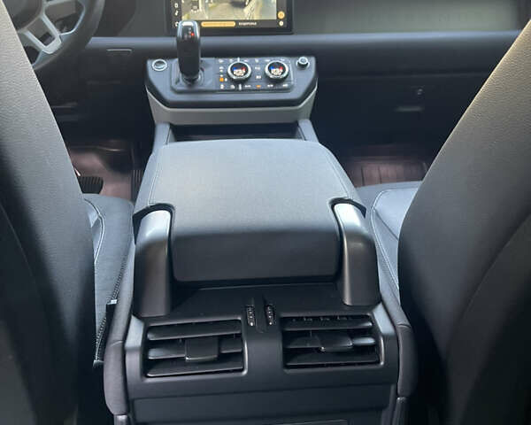 Чорний Ленд Ровер Дефендер, об'ємом двигуна 2 л та пробігом 107 тис. км за 54799 $, фото 51 на Automoto.ua