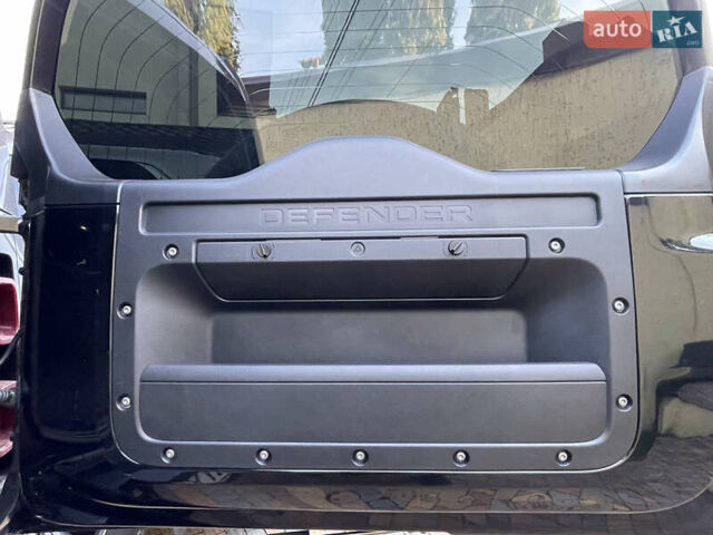 Чорний Ленд Ровер Дефендер, об'ємом двигуна 2 л та пробігом 107 тис. км за 54799 $, фото 60 на Automoto.ua