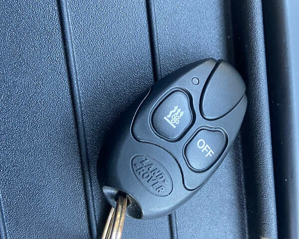 Черный Ленд Ровер Дефендер, объемом двигателя 2 л и пробегом 112 тыс. км за 56000 $, фото 14 на Automoto.ua