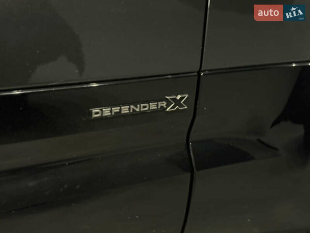 Черный Ленд Ровер Дефендер, объемом двигателя 3 л и пробегом 72 тыс. км за 83500 $, фото 27 на Automoto.ua