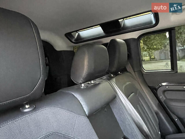 Чорний Ленд Ровер Дефендер, об'ємом двигуна 2 л та пробігом 107 тис. км за 54799 $, фото 48 на Automoto.ua