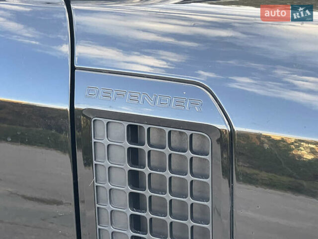 Чорний Ленд Ровер Дефендер, об'ємом двигуна 2 л та пробігом 107 тис. км за 54799 $, фото 9 на Automoto.ua