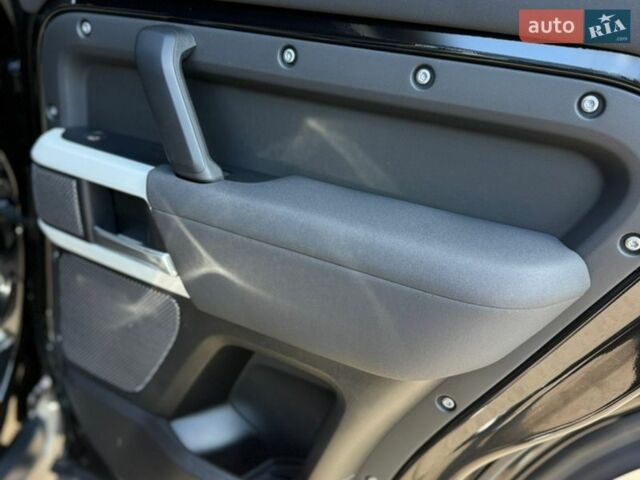 Чорний Ленд Ровер Дефендер, об'ємом двигуна 2 л та пробігом 92 тис. км за 54500 $, фото 29 на Automoto.ua