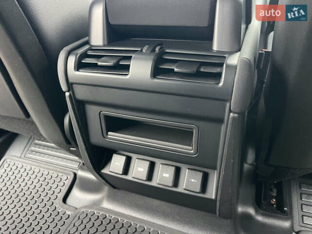 Черный Ленд Ровер Дефендер, объемом двигателя 2 л и пробегом 106 тыс. км за 57000 $, фото 11 на Automoto.ua