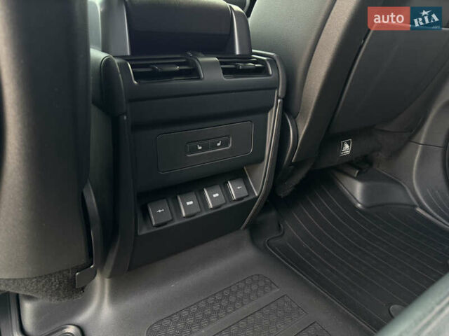 Черный Ленд Ровер Дефендер, объемом двигателя 2 л и пробегом 77 тыс. км за 76000 $, фото 19 на Automoto.ua