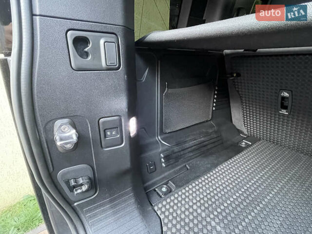 Чорний Ленд Ровер Дефендер, об'ємом двигуна 2 л та пробігом 107 тис. км за 54799 $, фото 58 на Automoto.ua