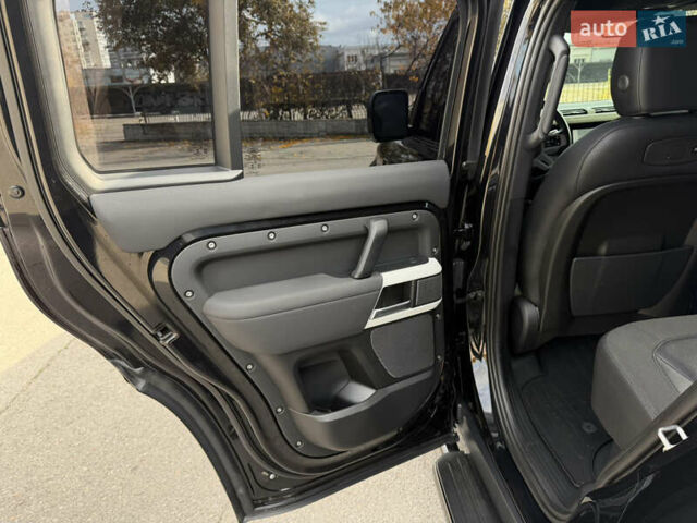 Черный Ленд Ровер Дефендер, объемом двигателя 2 л и пробегом 77 тыс. км за 76000 $, фото 17 на Automoto.ua