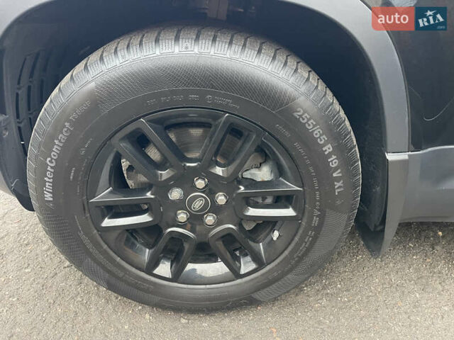 Черный Ленд Ровер Дефендер, объемом двигателя 2 л и пробегом 106 тыс. км за 57000 $, фото 15 на Automoto.ua