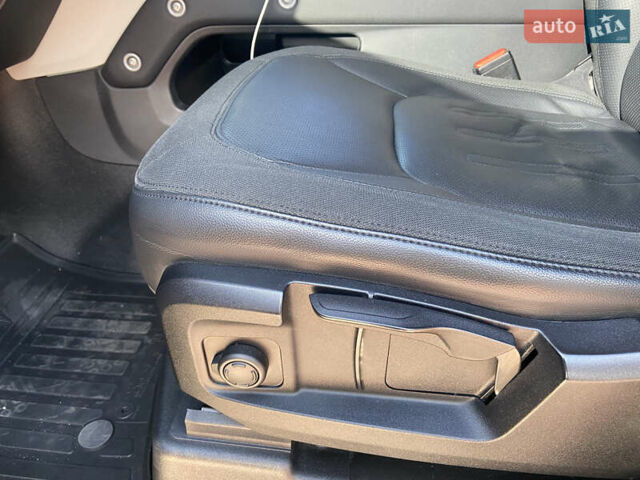 Черный Ленд Ровер Дефендер, объемом двигателя 2 л и пробегом 112 тыс. км за 56000 $, фото 15 на Automoto.ua