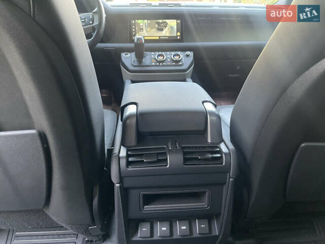 Чорний Ленд Ровер Дефендер, об'ємом двигуна 2 л та пробігом 107 тис. км за 54799 $, фото 49 на Automoto.ua