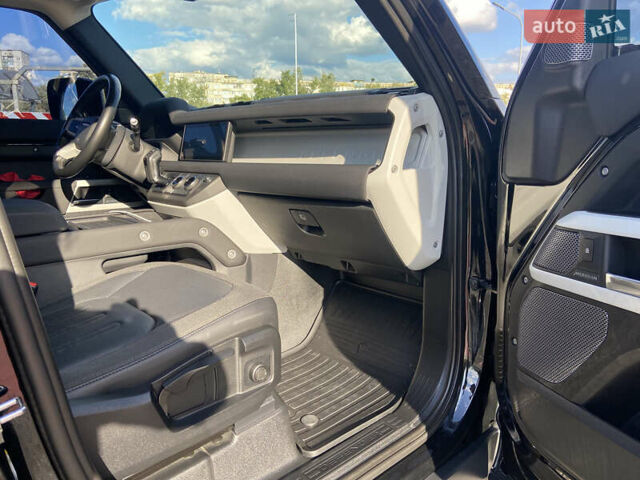 Черный Ленд Ровер Дефендер, объемом двигателя 2 л и пробегом 112 тыс. км за 56000 $, фото 17 на Automoto.ua