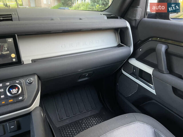 Чорний Ленд Ровер Дефендер, об'ємом двигуна 2 л та пробігом 107 тис. км за 54799 $, фото 38 на Automoto.ua